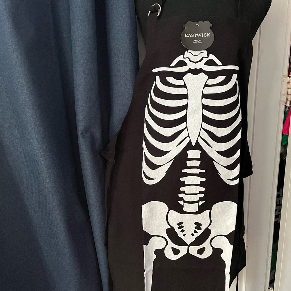 Eastwick skeleton apron and oven mitts new tags perfect for Halloween